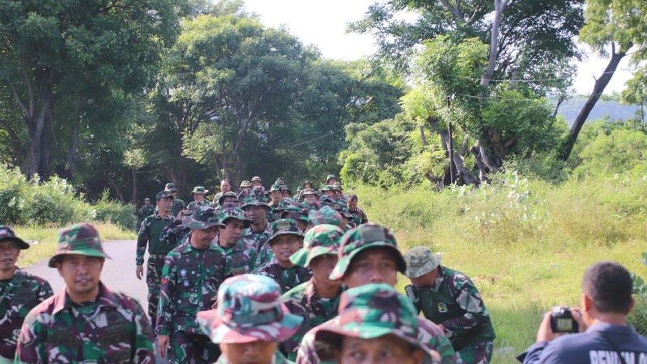 Seluruh anggota Kodim 0823 Situbondo mengikuti latihan hanmars untuk meningkatkan ketahanan fisik, mental, dan jiwa korsa dalam menghadapi berbagai tugas.