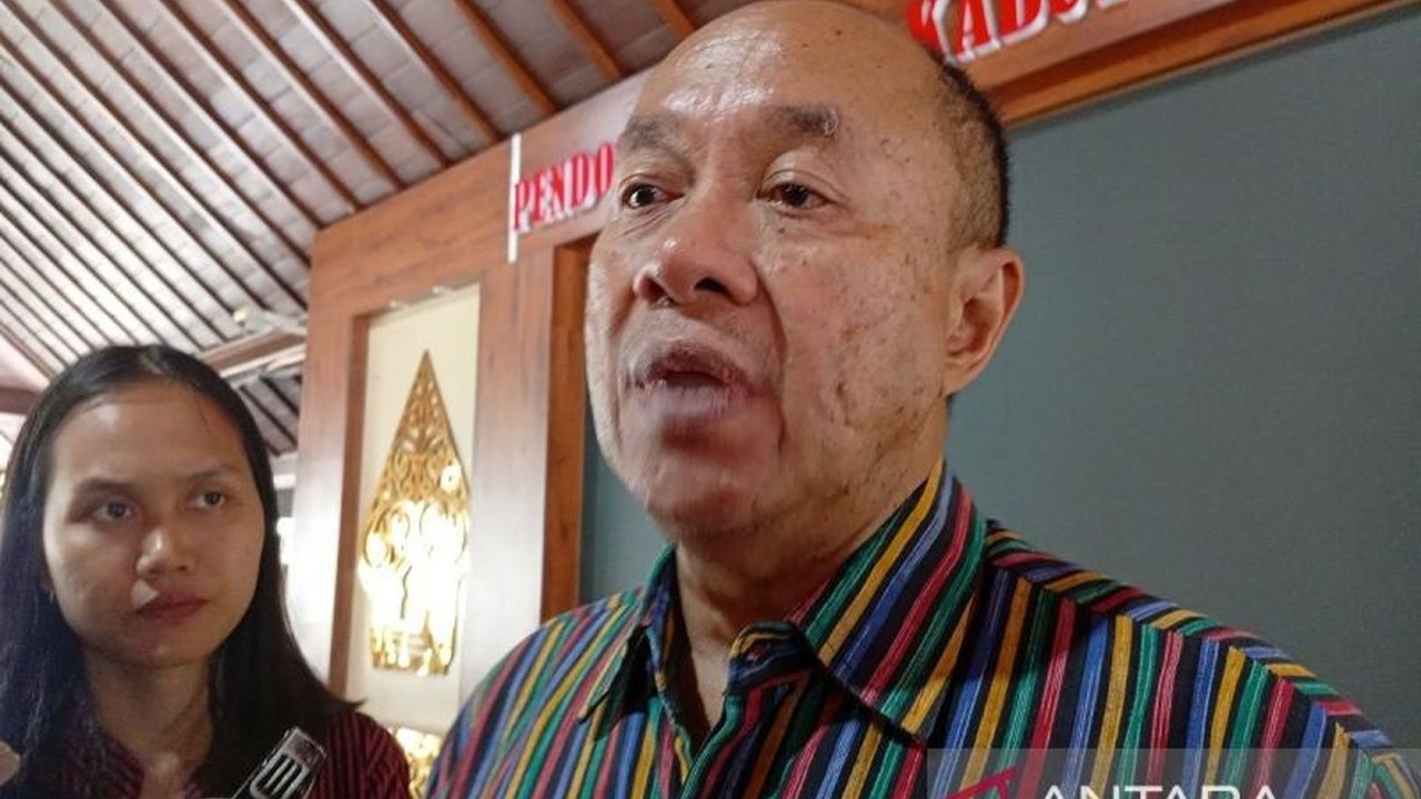 Bupati Banyumas, Sadewo Tri Lastiono, berupaya melindungi kepala desa dari ancaman oknum yang meminta data terkait dana desa dan akan berdiskusi dengan aparat penegak hukum untuk membuat maklumat perlindungan tersebut.