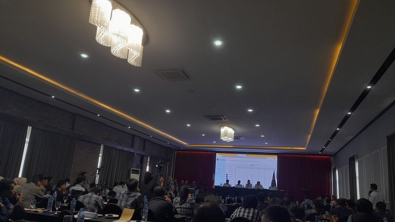 KPU Kabupaten Serang memulai rekapitulasi suara Pemungutan Suara Ulang (PSU) Pilkada 2024 tingkat Kabupaten, prosesnya berjalan lancar dan aman.