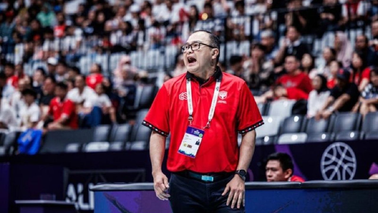 Pelatih Pelita Jaya, Ahang, memberikan pesan kepada para pemainnya setelah diputus kontrak; manajemen menunjuk Justin Tatum sebagai pelatih baru dengan target juara IBL dan BCL Asia.