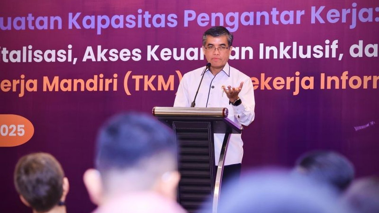 Menteri Ketenagakerjaan (Menaker) menekankan pentingnya pemahaman keuangan digital bagi pengantar kerja untuk mendukung pencari kerja, khususnya pekerja UMKM dan TKM, guna meningkatkan efisiensi dan perlindungan hak.