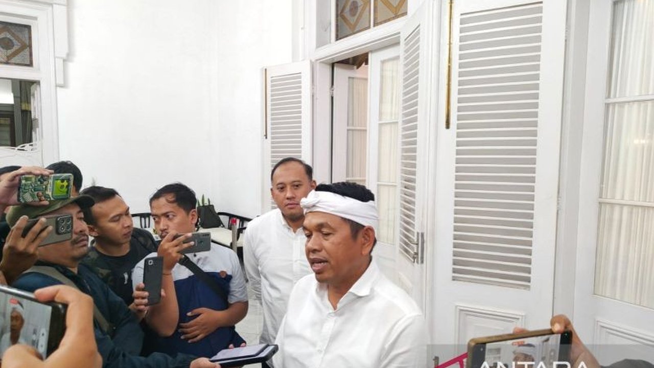 Gubernur Jawa Barat, Dedi Mulyadi, mencurigai kasus sengketa lahan SMAN 1 Bandung yang dimenangkan oleh Perkumpulan Lyceum Kristen di PTUN Bandung memiliki kepentingan yang lebih luas dan strategis.