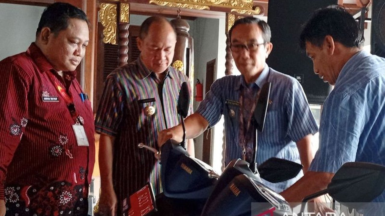 Pemkab Banyumas alihkan anggaran mobil dinas baru Bupati untuk memberikan 100 sepeda motor operasional kepada desa dan kelurahan, guna meningkatkan kinerja pemerintahan.