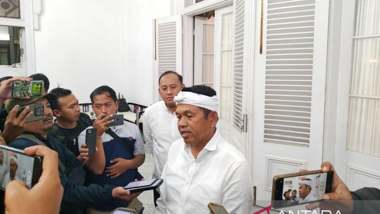 Gubernur Jawa Barat, Dedi Mulyadi, menghapuskan dana hibah untuk pesantren di tahun 2025 untuk memperbaiki tata kelola dan memastikan distribusi yang adil, kini fokus pada madrasah.