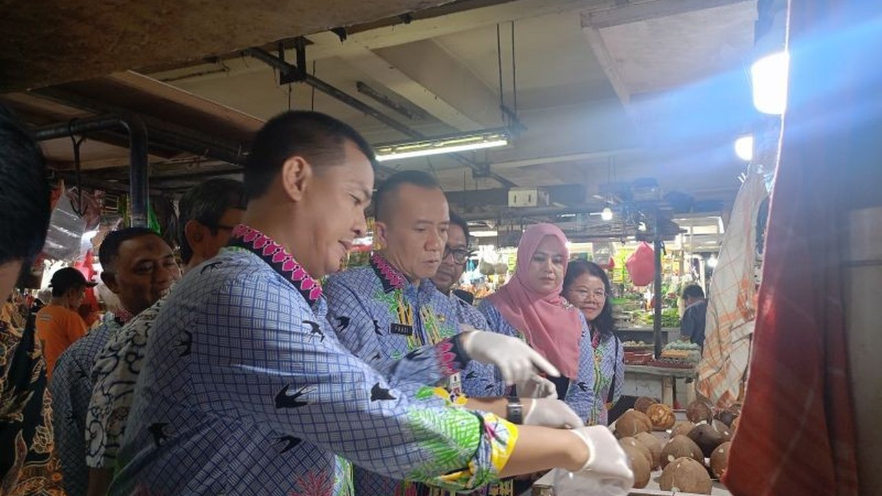 Pemerintah Kota Jakarta Timur (Pemkot Jaktim) memeriksa keamanan pangan di enam pasar tradisional untuk memastikan produk yang dijual layak konsumsi dan bebas dari zat berbahaya.