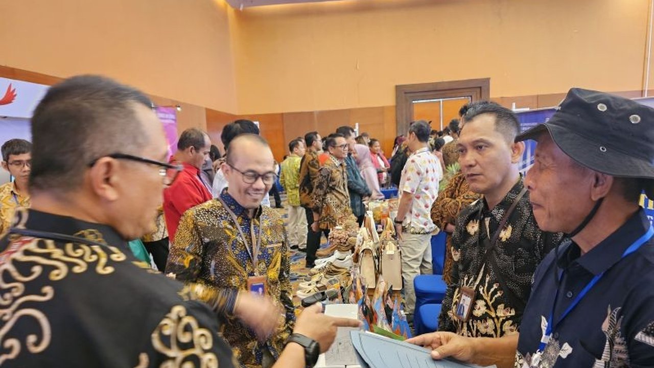 Tiga UMKM binaan Bank UMKM Jatim sukses menembus pasar Indonesia Timur melalui misi dagang yang diinisiasi Pemprov Jatim, menghasilkan potensi transaksi miliaran rupiah.