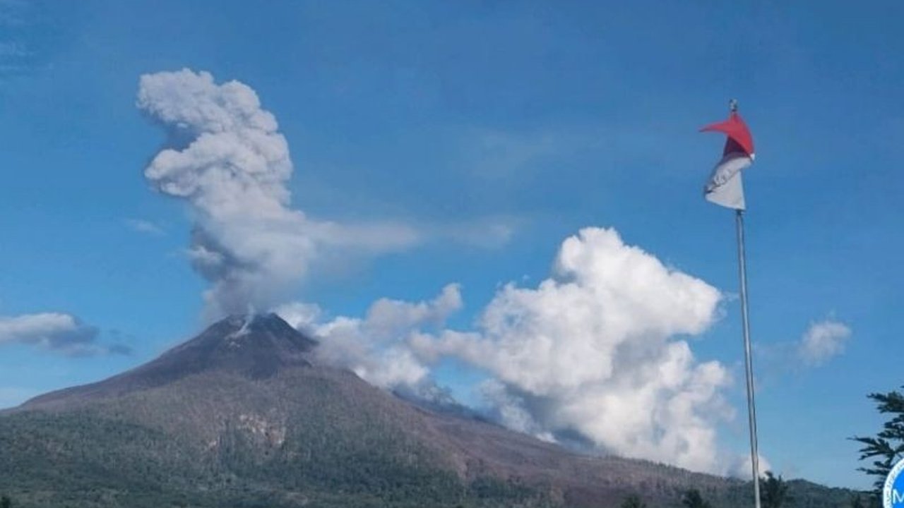 Gunung Lewotobi Laki-laki Erupsi 8 Kali Sepanjang Kamis, Status Siaga!