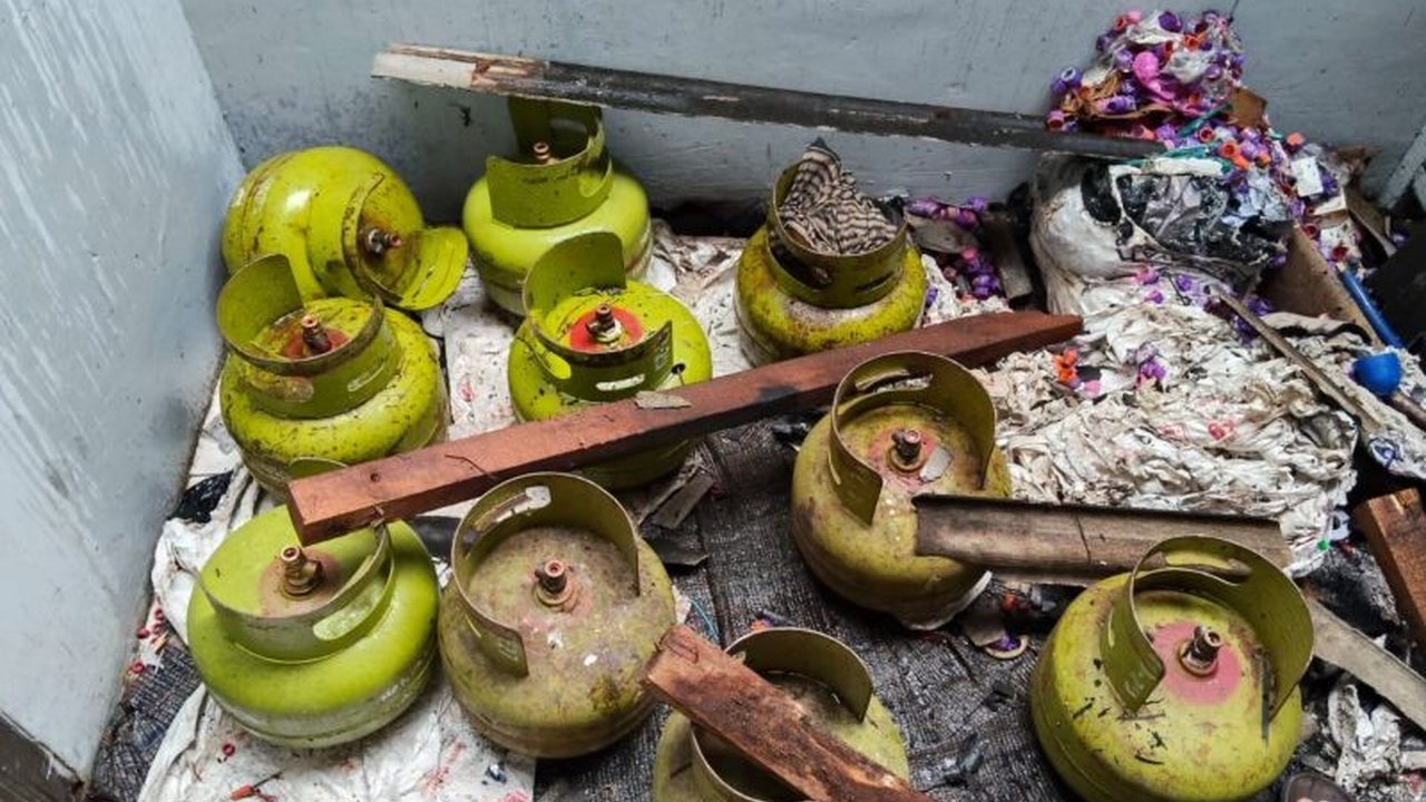 Kecelakaan terjadi di Cilandak, Jakarta Selatan, akibat upaya nekat seorang pria memindahkan isi tabung gas LPG 3 kg ke tabung 12 kg yang berujung ledakan dan luka bakar serius.