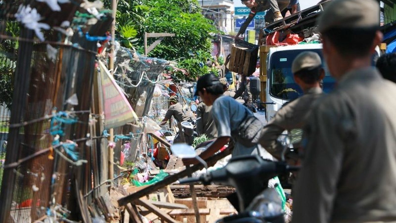 Satpol PP Kabupaten Serang tertibkan 35 lapak PKL di Pasar Ciherang Cikande karena melanggar Perda Kabupaten Serang Nomor 2 Tahun 2018.