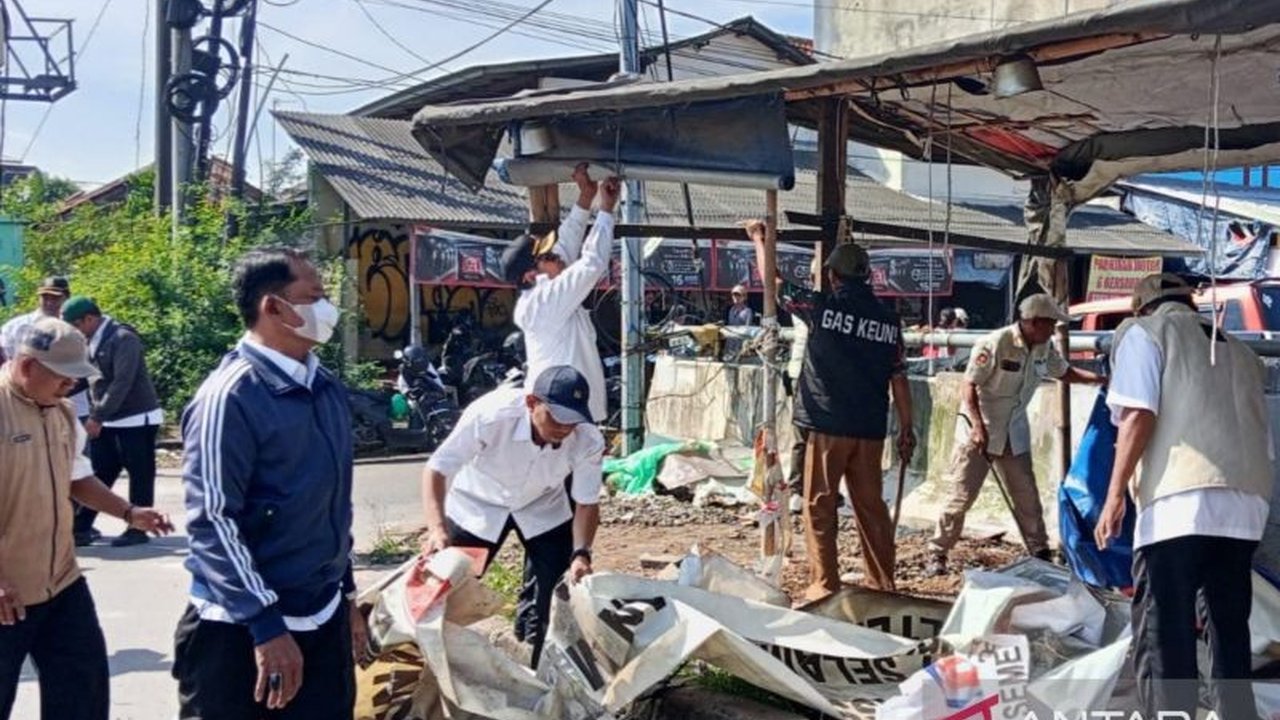 Penertiban bangunan liar dan kios PKL di Tambun, Bekasi, bertujuan mengatasi kemacetan di sekitar Stasiun Tambun dan mencegah banjir di bantaran Kali Baru.