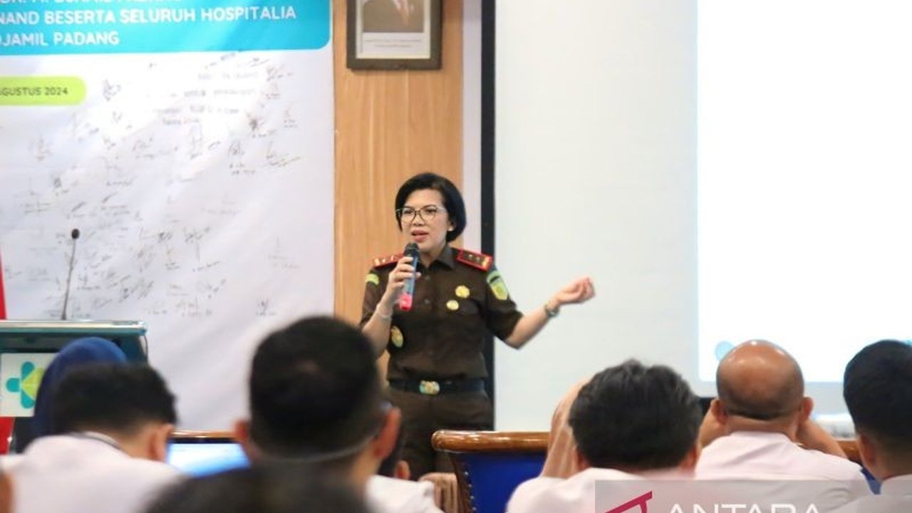 Kepala Kejaksaan Tinggi Sumbar memberikan edukasi hukum dan sosialisasi anti-perundungan di RSUP M. Djamil Padang, menekankan pentingnya perlindungan hukum bagi korban perundungan.