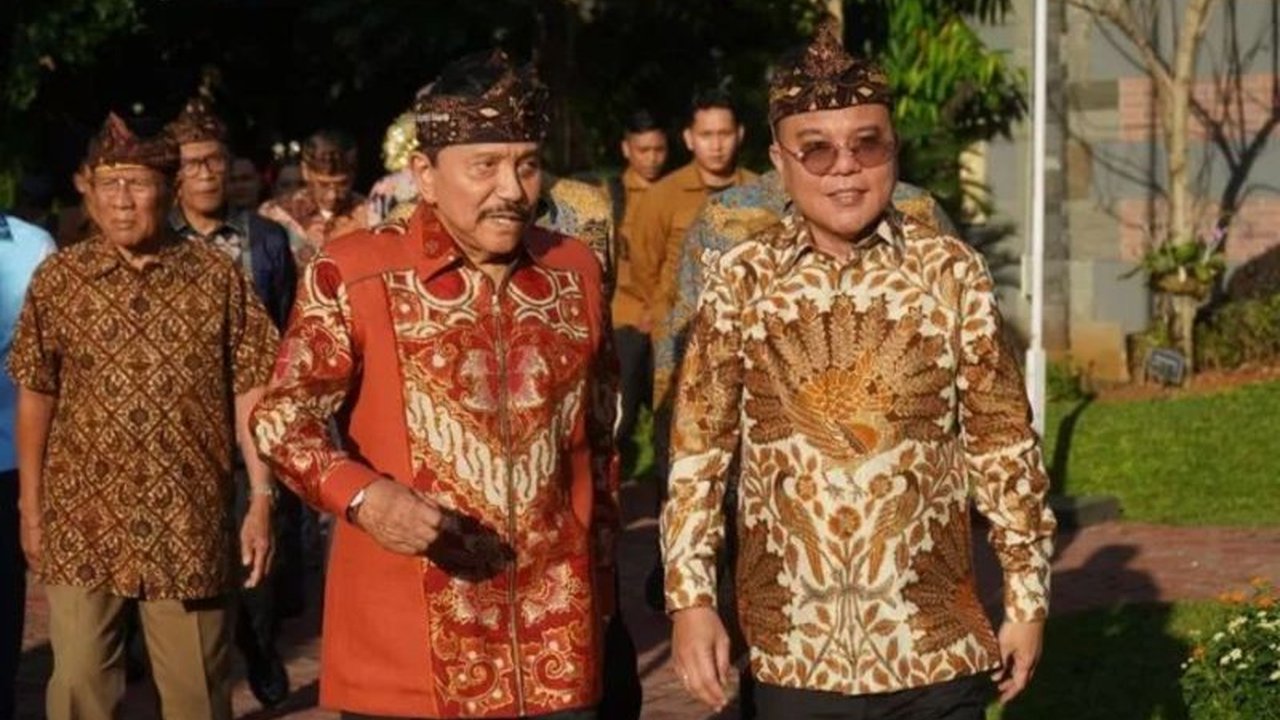 Wakil Ketua DPR RI, Sufmi Dasco Ahmad, mengunjungi Keraton Majapahit Jakarta dan bertemu dengan Hendropriyono, dalam kunjungan yang kaya akan budaya dan sejarah.