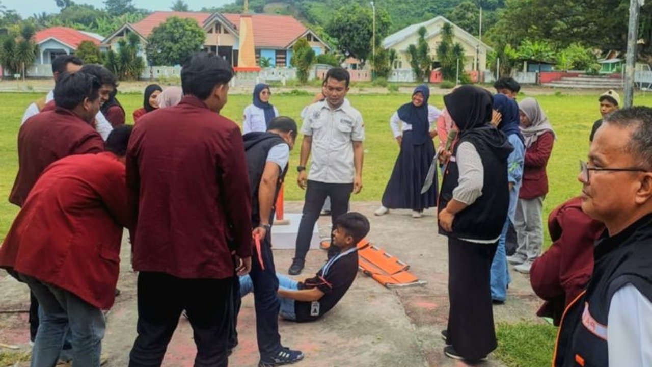 BPBD Bone Bolango berkolaborasi dengan mahasiswa UNG menggelar simulasi mitigasi bencana tsunami di Bone Pantai, Gorontalo, guna meningkatkan kesiapsiagaan warga terhadap potensi bencana.