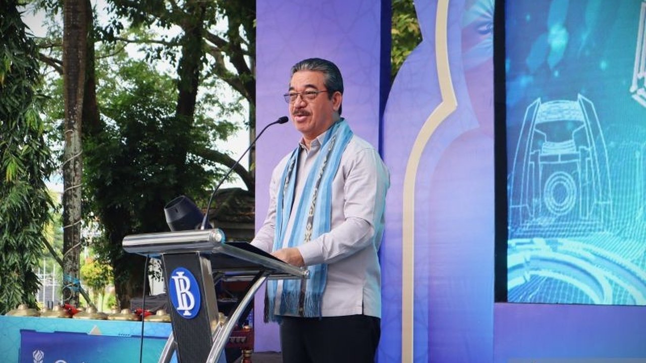 Gubernur Maluku, Hendrik Lewerissa, mendorong peningkatan literasi keuangan digital untuk mempermudah transaksi masyarakat dan UMKM, serta mendukung pengembangan ekonomi syariah di Maluku.