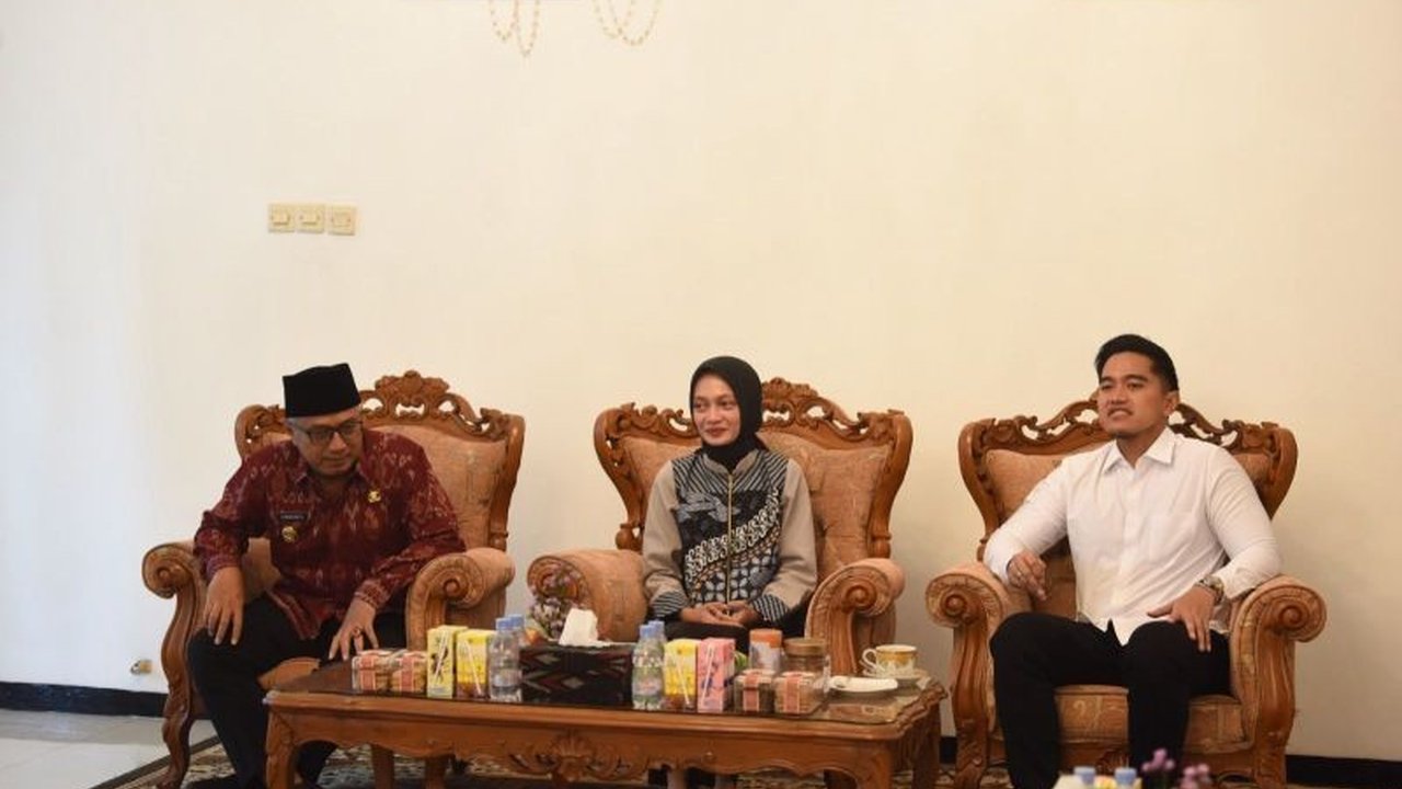 Pemkot Kediri meralat pemberitaan yang keliru terkait jabatan Kaesang Pangarep, yang disebut sebagai Stafsus Wapres, dan menyampaikan permohonan maaf.