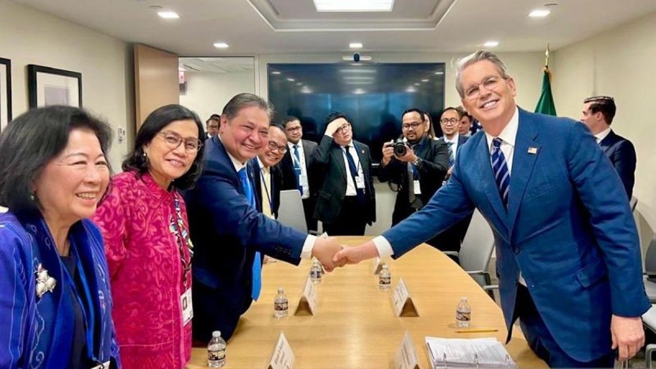 Menko Airlangga Hartarto bertemu Menkeu AS, Scott Bessent, di Washington DC untuk membahas tindak lanjut kebijakan tarif resiprokal yang diterapkan Presiden Trump, dengan harapan negosiasi teknis dapat diselesaikan dalam 60 hari.