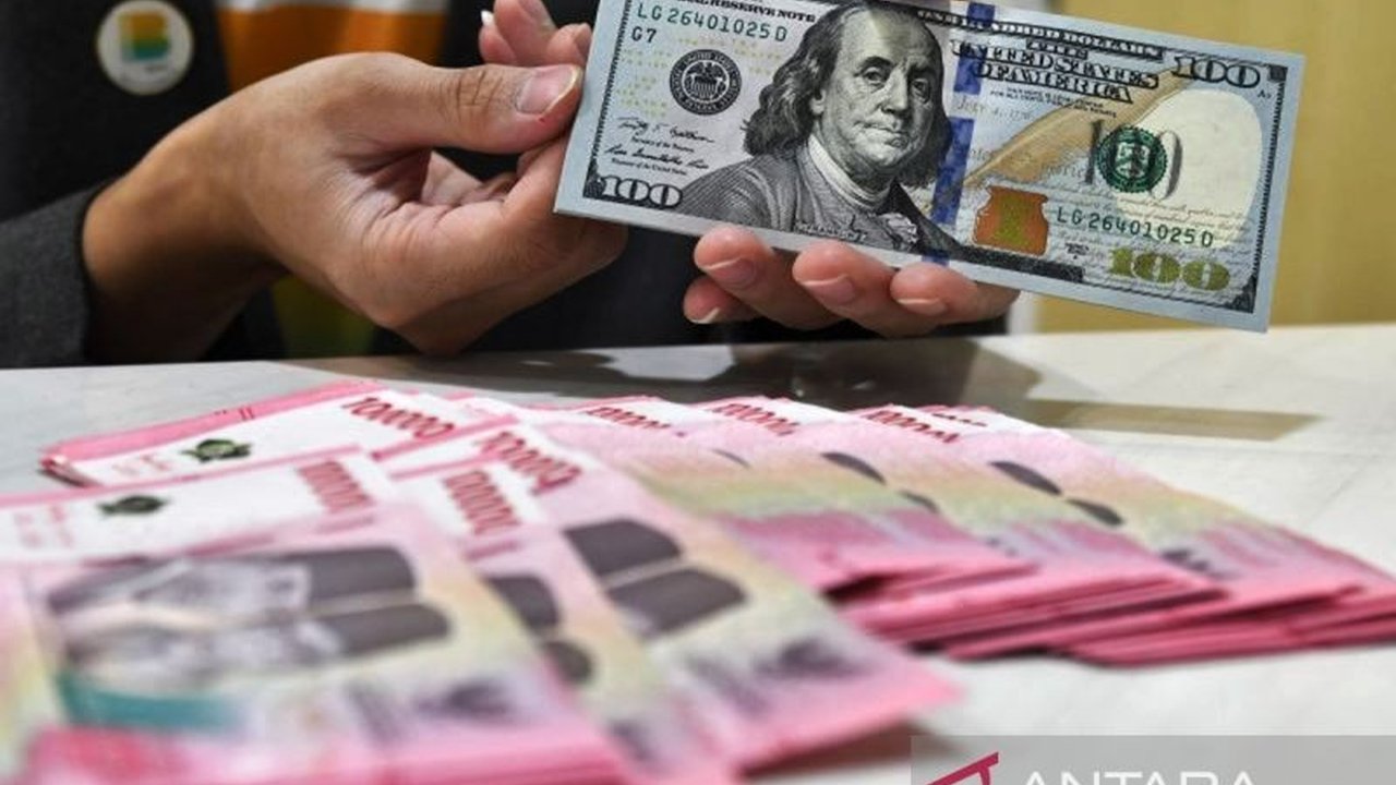 Penguatan nilai tukar rupiah terhadap dolar AS didukung sentimen positif dari pasar saham domestik, diiringi masuknya dana investor asing dan penurunan imbal hasil Surat Berharga Negara (SBN).