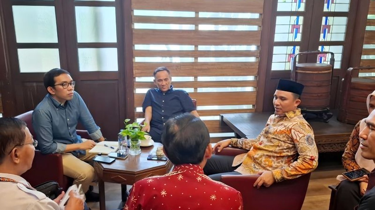 Bupati Lampung Barat, Parosil Mabsus, mengungkapkan bahwa dua desa di Kecamatan Suoh dan Bandar Negeri Suoh belum menikmati aliran listrik PLN, mendorong pertemuan dengan Komisaris PLN untuk mencari solusi.