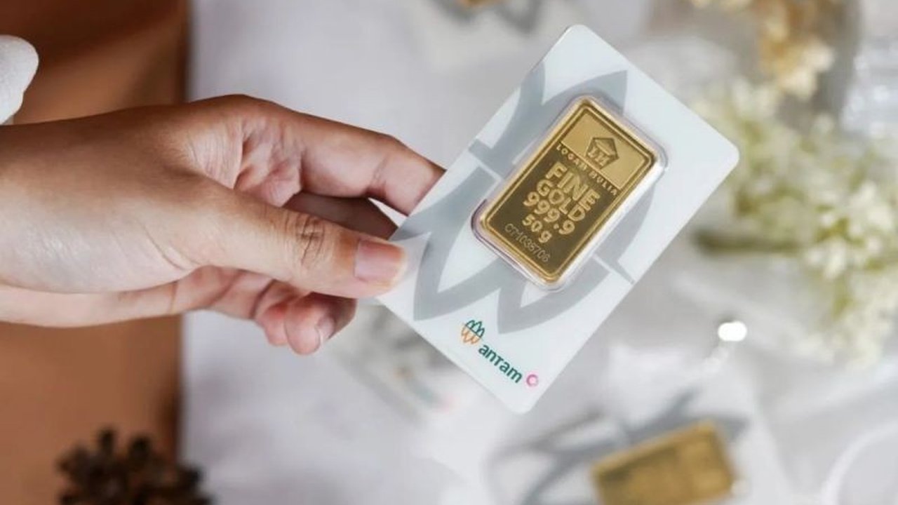Harga emas Antam hari ini, 25 April 2024, naik Rp17.000 menjadi Rp1.986.000 per gram, sementara harga buyback juga mengalami kenaikan.