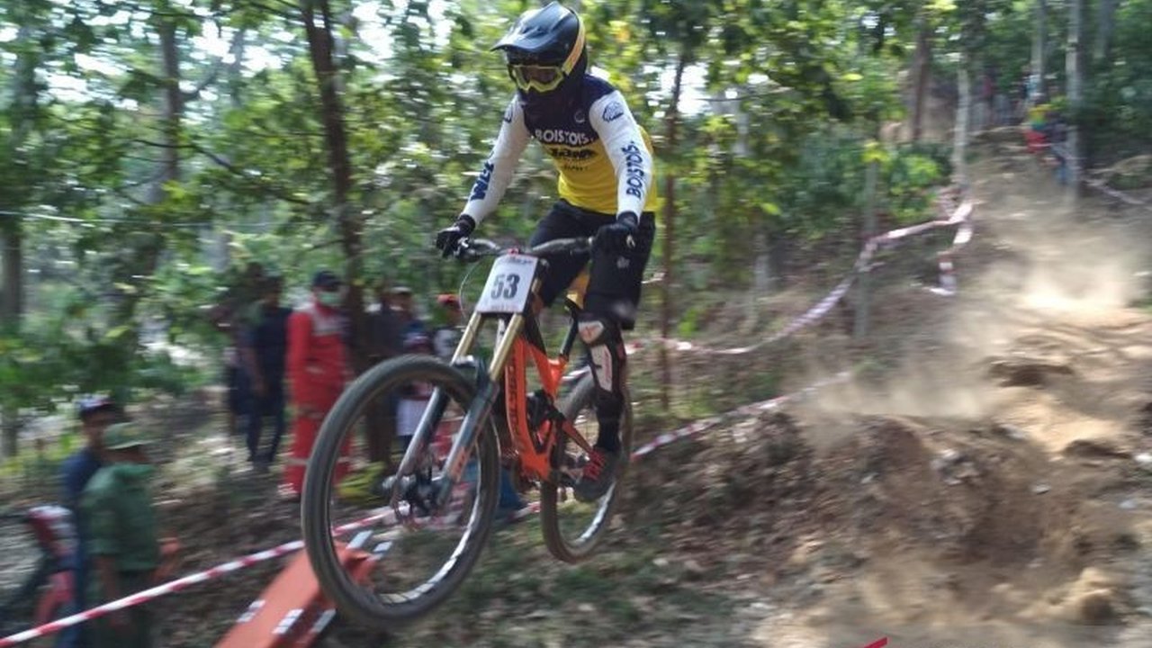 Kejuaraan Indonesian Downhill 2025 seri perdana berlangsung di Ternadi Bike Park, Kudus, Jawa Tengah, pada 2-4 Mei mendatang, menyuguhkan persaingan sengit para atlet downhill dari berbagai kelas.