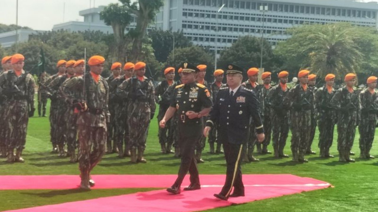 Panglima TNI Jenderal Agus Subiyanto menerima kunjungan Kepala Staf Gabungan Pasukan Bela Diri Jepang Jenderal Yoshida Yoshihide di Mabes TNI, membahas kerja sama strategis penguatan militer.