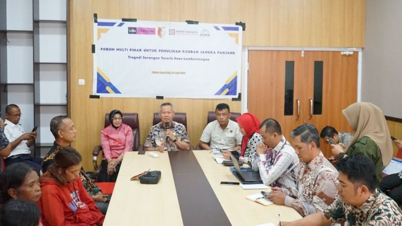 Pemerintah Kabupaten Sigi menyiapkan langkah pemulihan komprehensif bagi korban penyerangan teroris di Desa Lembantongoa, Palolo, termasuk pembangunan infrastruktur dan pelatihan keterampilan, namun pemulangan warga masih menunggu rekomendasi keamanan dar