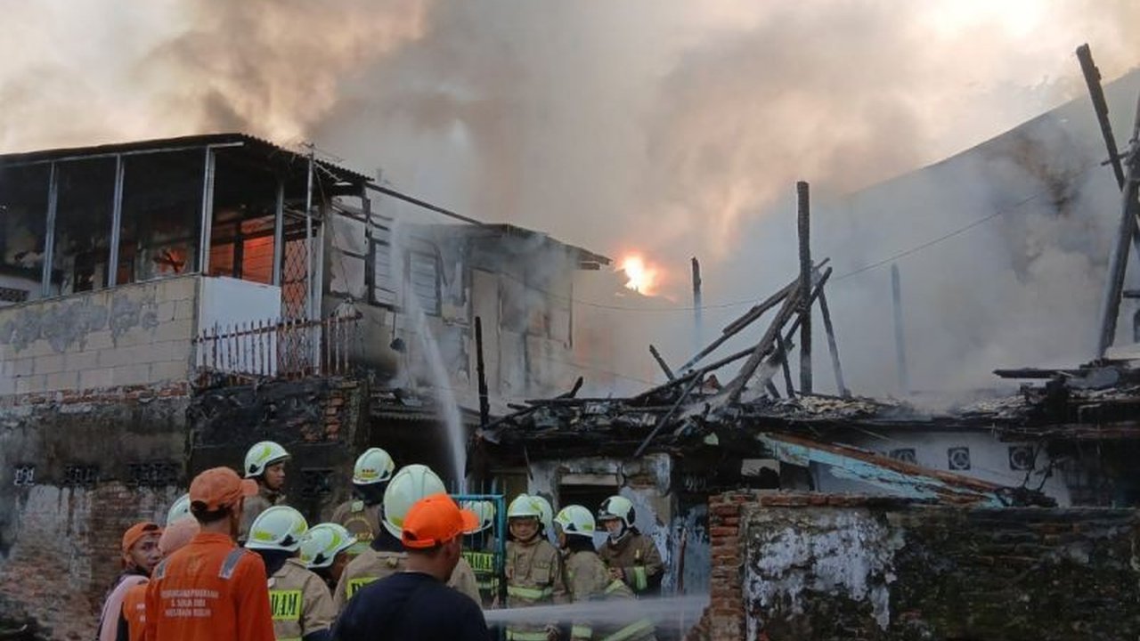 Kebakaran hebat di Jalan Kalibaru Timur, Kemayoran, Jakarta Pusat, menghanguskan delapan rumah dan menyebabkan 44 jiwa kehilangan tempat tinggal, diduga akibat korsleting listrik.
