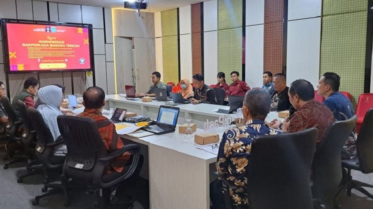 Kanwil Kemenkumham Kepulauan Babel melakukan harmonisasi empat Rancangan Peraturan Bupati Bangka Tengah untuk memastikan keselarasan dengan peraturan perundang-undangan yang berlaku, guna mendukung pembangunan hukum yang terintegrasi.
