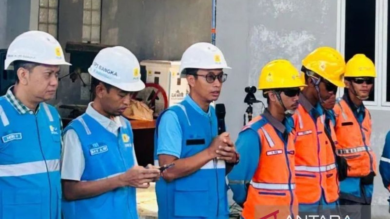 PLN Babel meningkatkan keterampilan keselamatan kerja karyawan dan mitra kerja melalui pelatihan rutin dan pemeriksaan APD untuk mencegah kecelakaan kerja dan memastikan operasional kelistrikan yang aman.
