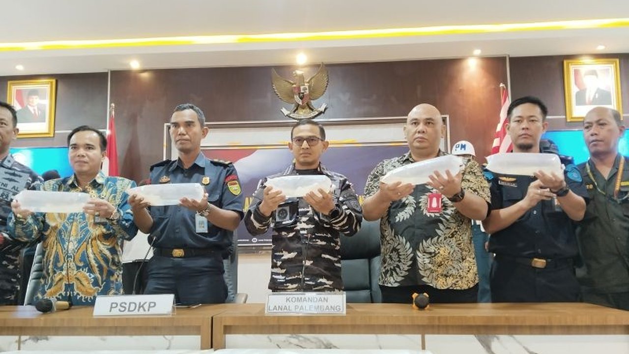TNI Angkatan Laut berhasil menggagalkan penyelundupan 383.615 benih lobster di perairan Jambi, dengan perkiraan kerugian negara mencapai lebih dari Rp38 miliar.
