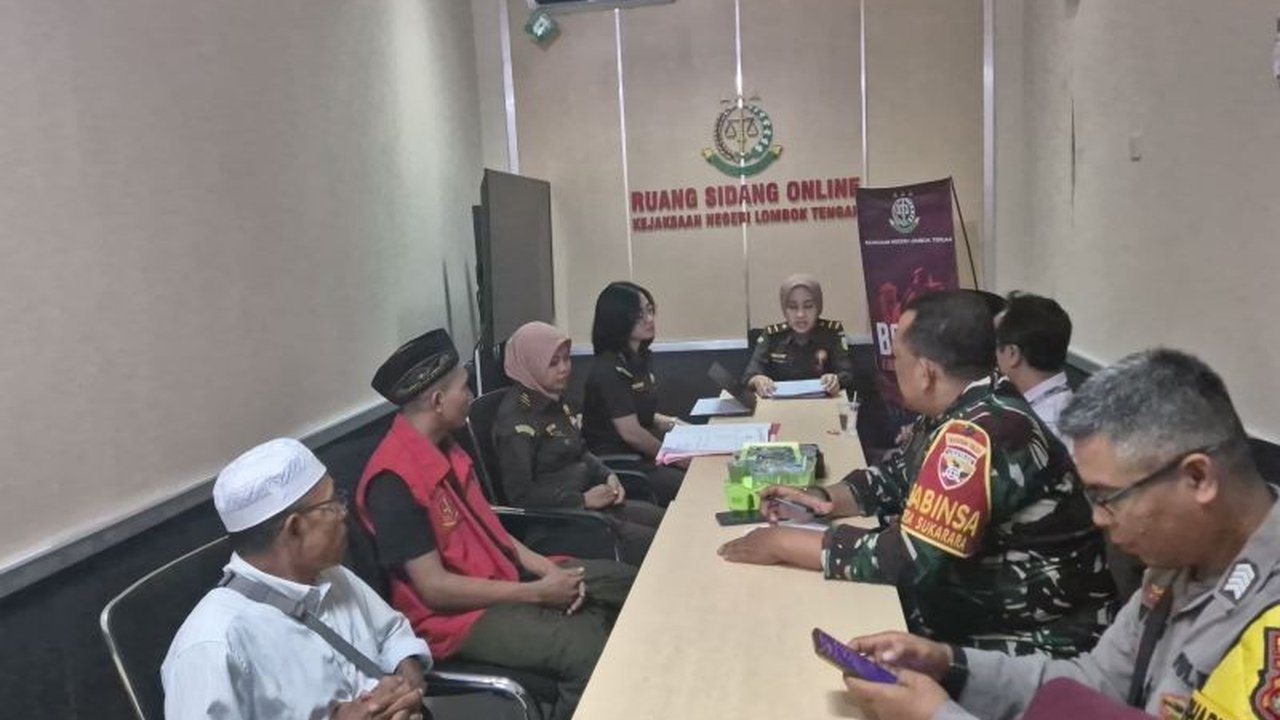 Kejari Lombok Tengah selesaikan kasus pencurian ayam dengan menerapkan keadilan restoratif (RJ), tersangka PI membayar denda Rp490.000 sebagai bentuk perdamaian.