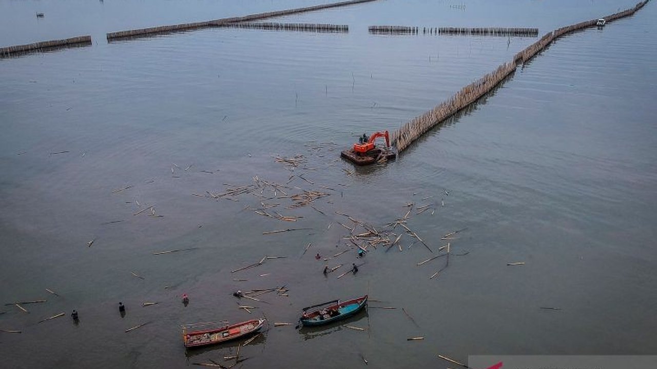 Bareskrim Polri menangguhkan penahanan empat tersangka kasus dugaan pemalsuan sertifikat lahan pagar laut Tangerang setelah berkas perkara bolak-balik antara Bareskrim dan Kejaksaan Agung.