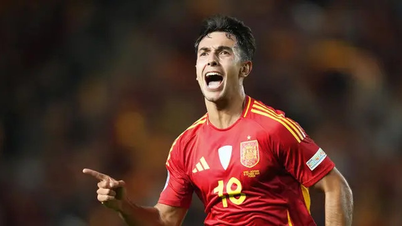 Pemain Spanyol, Martin Zubimendi merayakan gol ke gawang Denmark pada laga lanjutan UEFA Nations League di Nueva Condomina Stadium, Murcia, Spanyol, Minggu (13/10/2024) dini hari WIB. (AP Pho