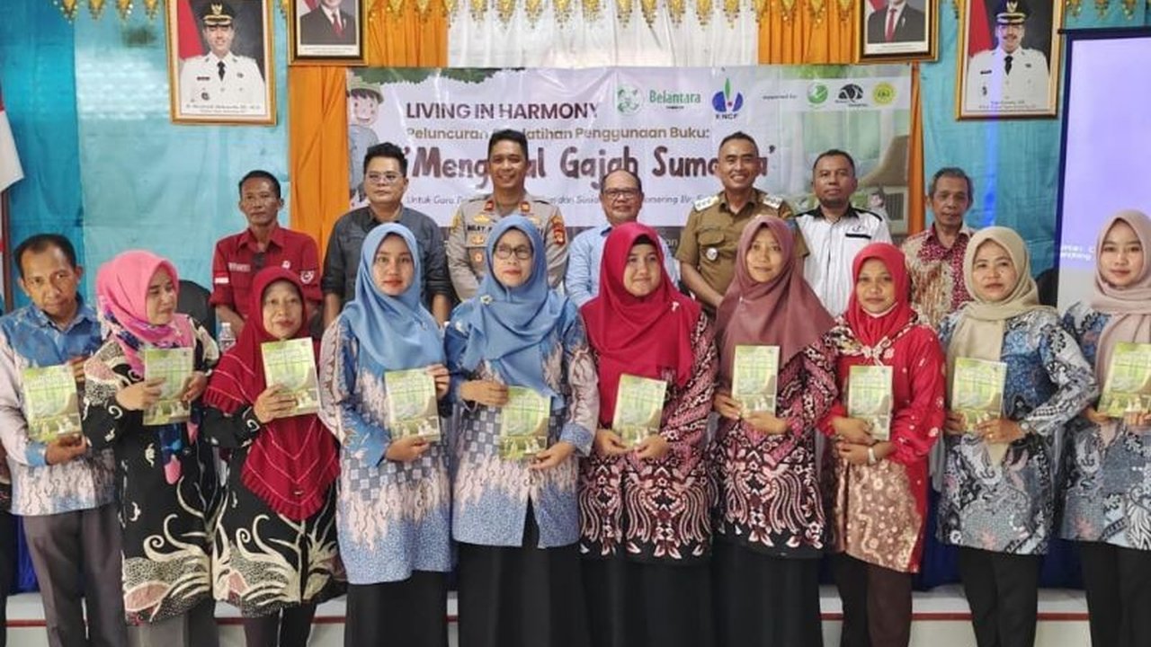 Belantara Foundation melatih guru SD di OKI, Sumatera Selatan, dalam menggunakan buku ajar baru tentang gajah Sumatra untuk meningkatkan kesadaran konservasi di kalangan anak-anak.