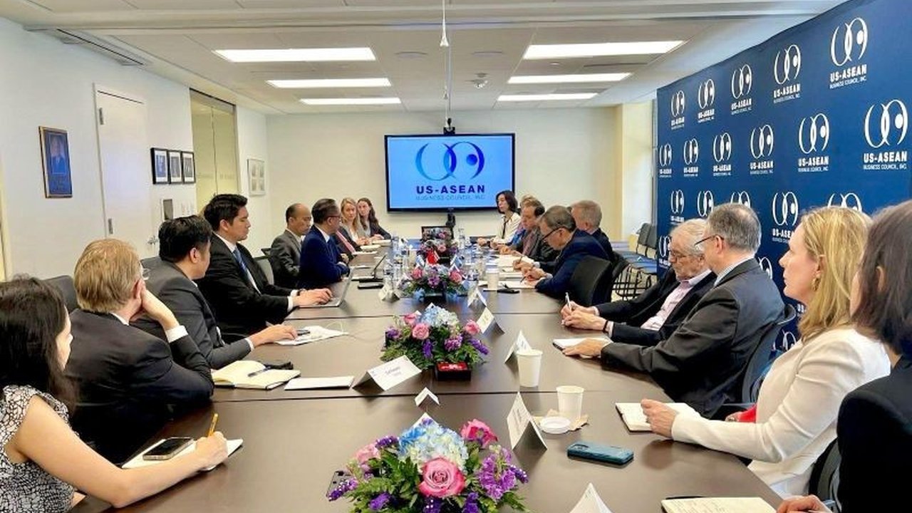 Menteri Koordinator Bidang Perekonomian Airlangga Hartarto bertemu dengan pengusaha AS untuk membahas negosiasi tarif, investasi, dan pengembangan ekonomi digital di Indonesia.