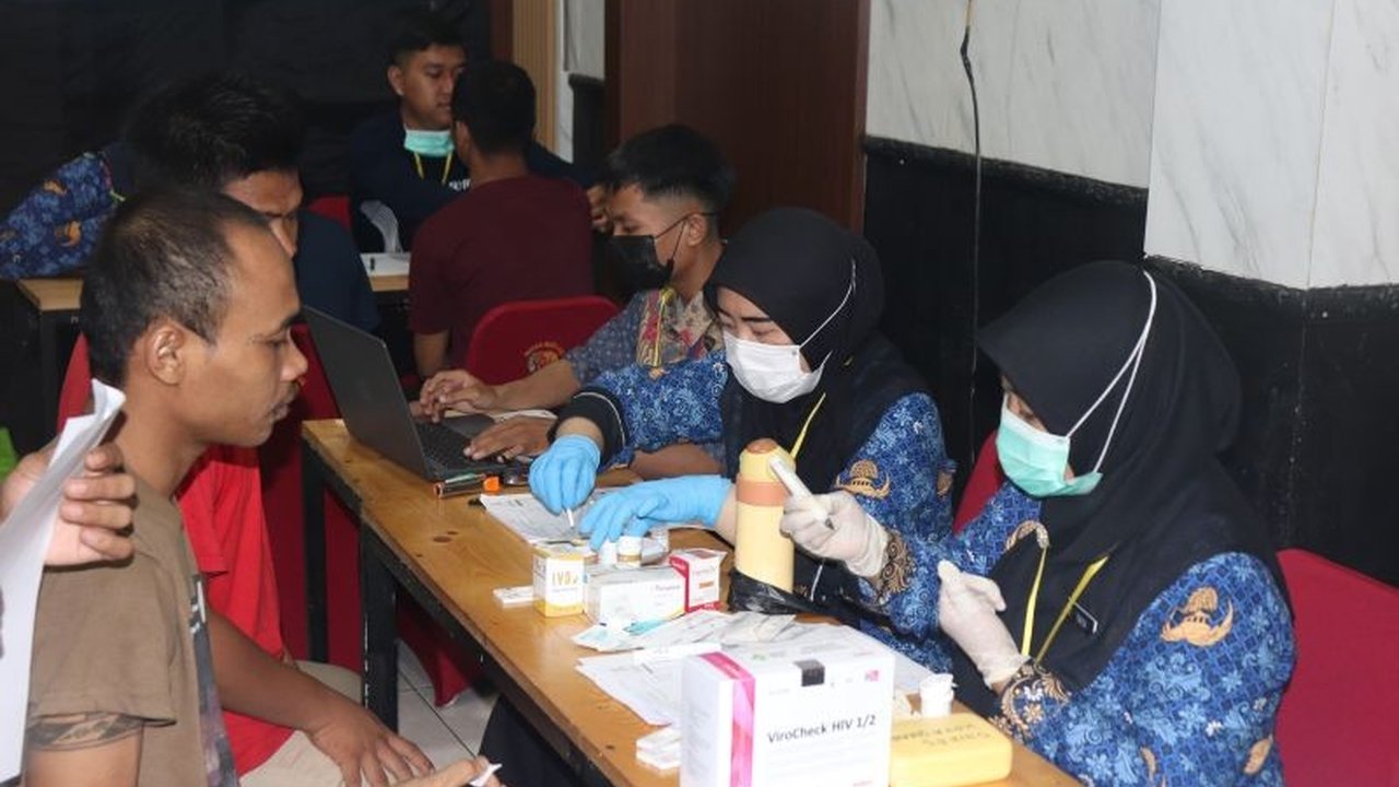 Rumah Tahanan Negara (Rutan) Kelas IIB Serang, Banten, menggelar pemeriksaan kesehatan rutin bagi warga binaan dan petugas untuk mendeteksi dini masalah kesehatan dan meningkatkan kesejahteraan.