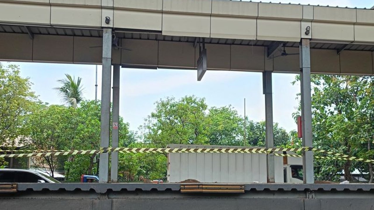 Masyarakat Cakung berharap Pemprov DKI Jakarta segera merevitalisasi JPO dan halte Transjakarta di Jalan Raya Bekasi yang rusak dan membahayakan.