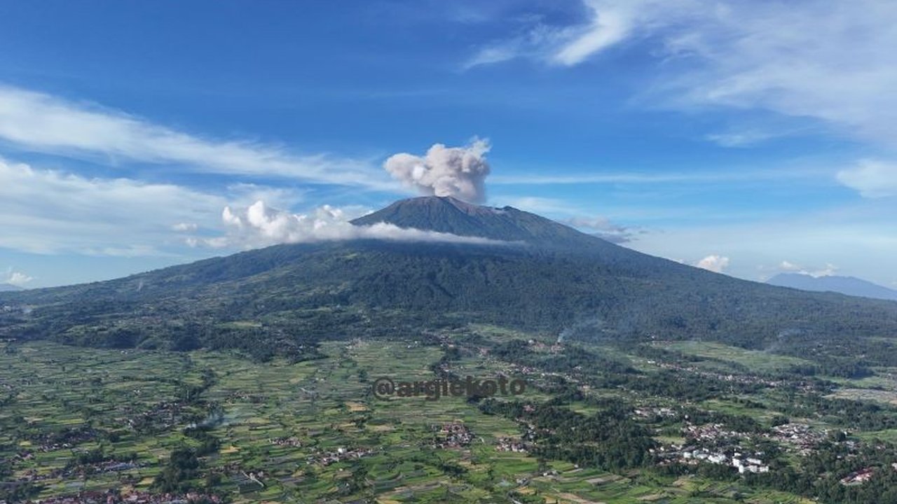 Gunung Marapi di Sumatera Barat mengalami dua kali letusan dalam waktu singkat, menyebabkan peningkatan kewaspadaan dan rekomendasi pengamanan bagi warga sekitar.