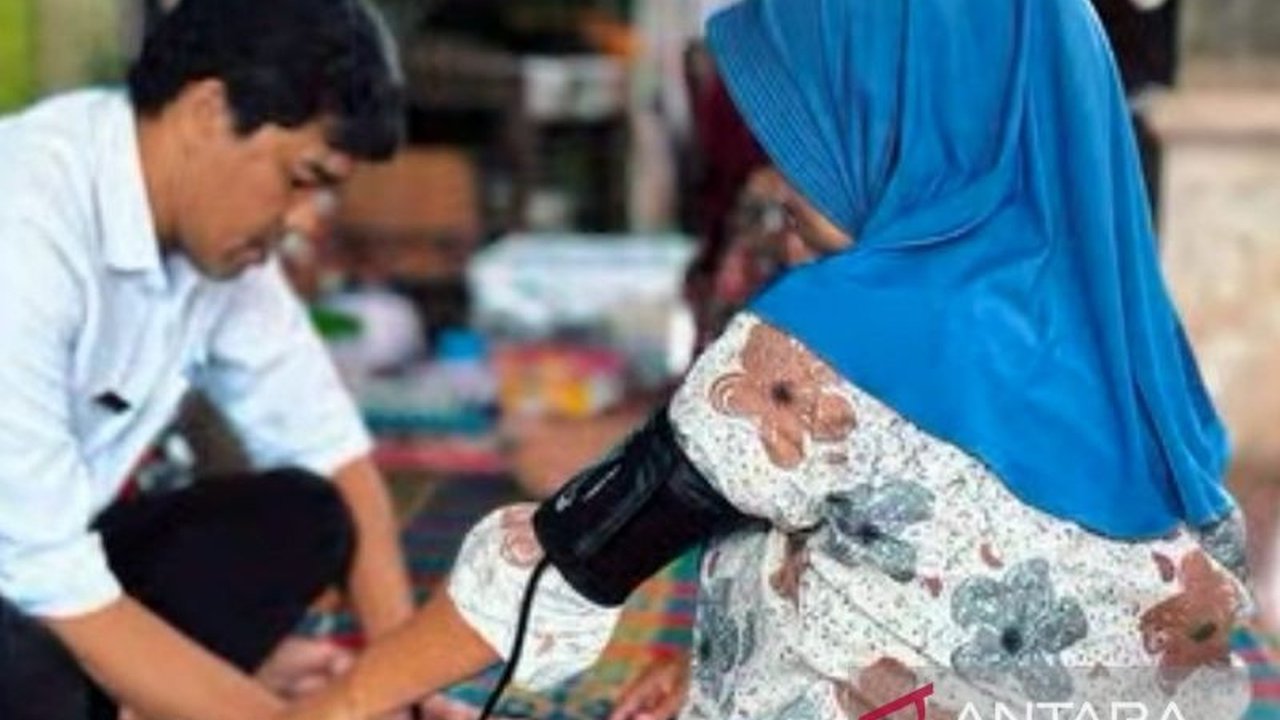 Dinas Lingkungan Hidup Cianjur rutin melakukan pemeriksaan kesehatan gratis bagi warga sekitar TPAS Mekarsari untuk mencegah penyakit akibat udara tidak sehat di sekitar tempat pembuangan sampah.