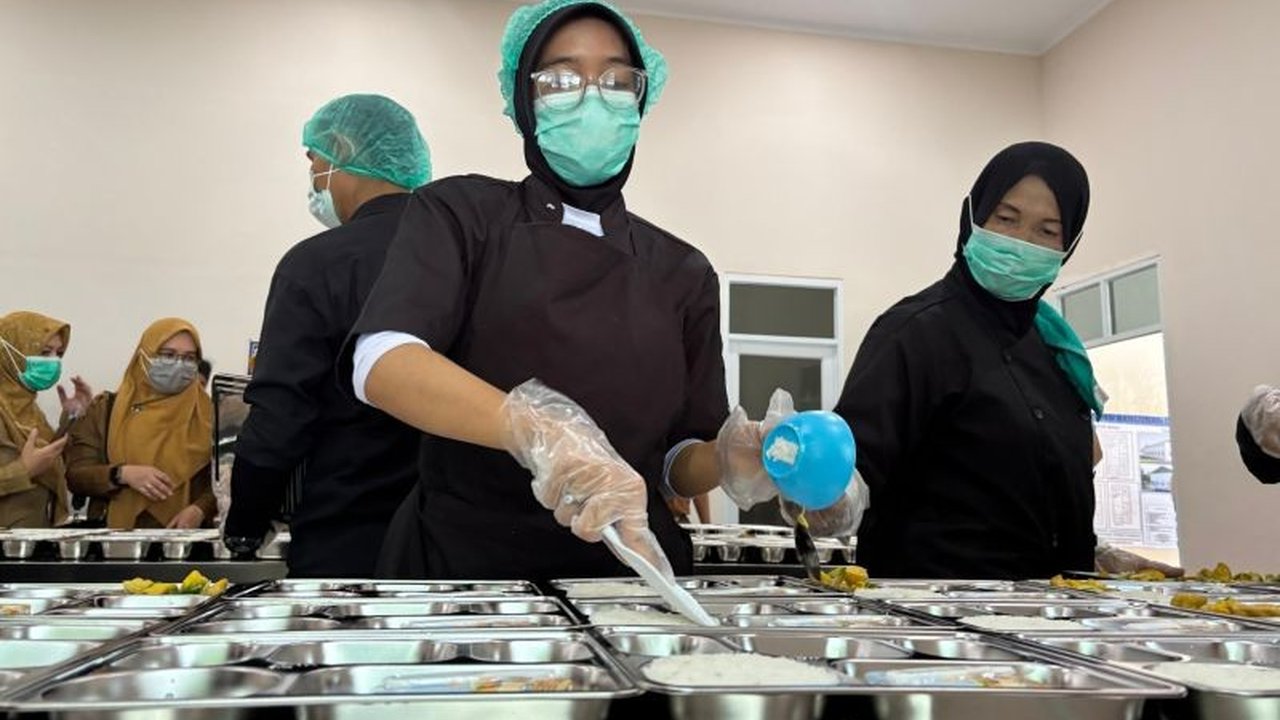 Pemkot Bandung mengadakan pelatihan pengelolaan makanan bagi petugas SPPG untuk memastikan kebersihan, gizi, dan distribusi makanan dalam program Makan Bergizi Gratis (MBG) berjalan optimal demi mewujudkan Indonesia Emas 2045.