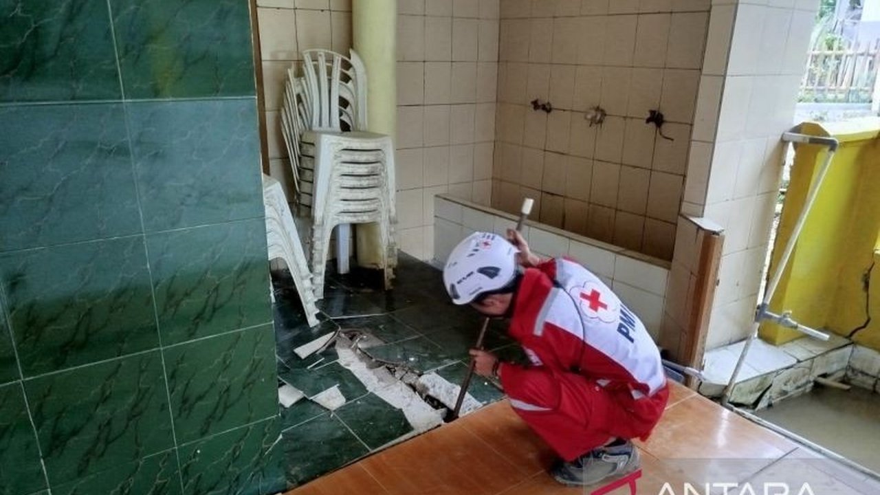 Pergerakan tanah di Desa Bunijaya, Kecamatan Pagelaran, Cianjur, menyebabkan 85 rumah rusak dan beberapa warga mengungsi; BPBD Cianjur kerahkan tim gabungan untuk penanganan darurat.