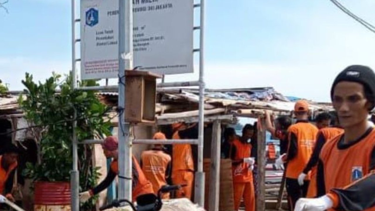 Pulau Harapan, destinasi wisata di Kepulauan Seribu, kembali ditata dengan ditertibkannya enam bangunan liar semi permanen demi kenyamanan dan keindahan kawasan wisata.