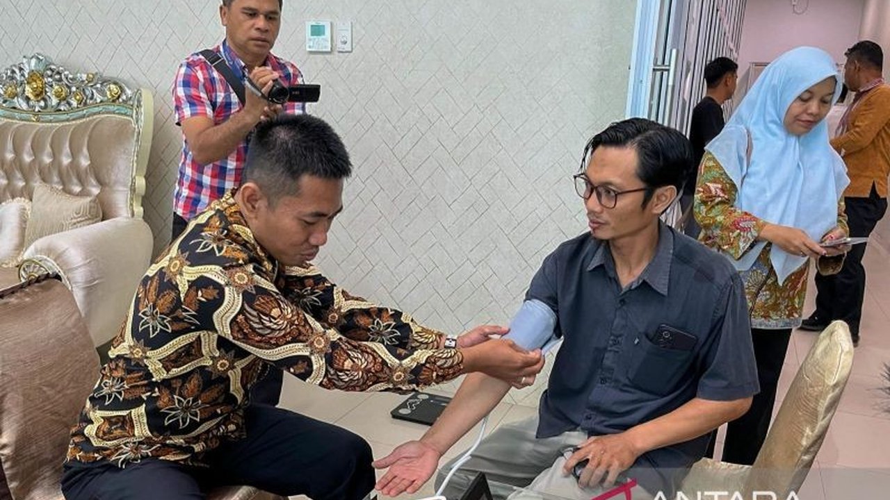 Dinas Kesehatan Kendari mendorong ASN untuk memanfaatkan program Cek Kesehatan Gratis (CKG) guna meningkatkan cakupan layanan kesehatan dan memberikan contoh pada masyarakat.