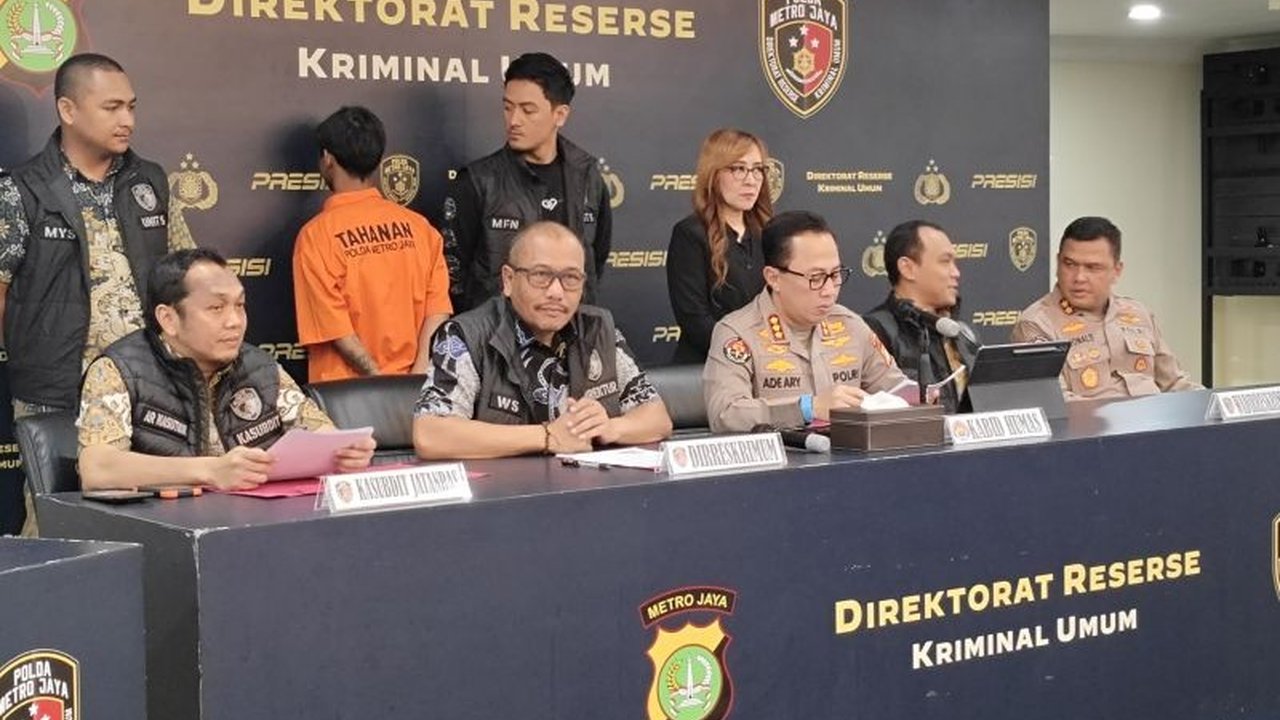 Seorang pria di Tangerang tega membunuh rekan kerjanya karena merasa tersinggung dan ingin mencuri sepeda motor korban; pelaku kini dijerat pasal pembunuhan dan pencurian dengan kekerasan.