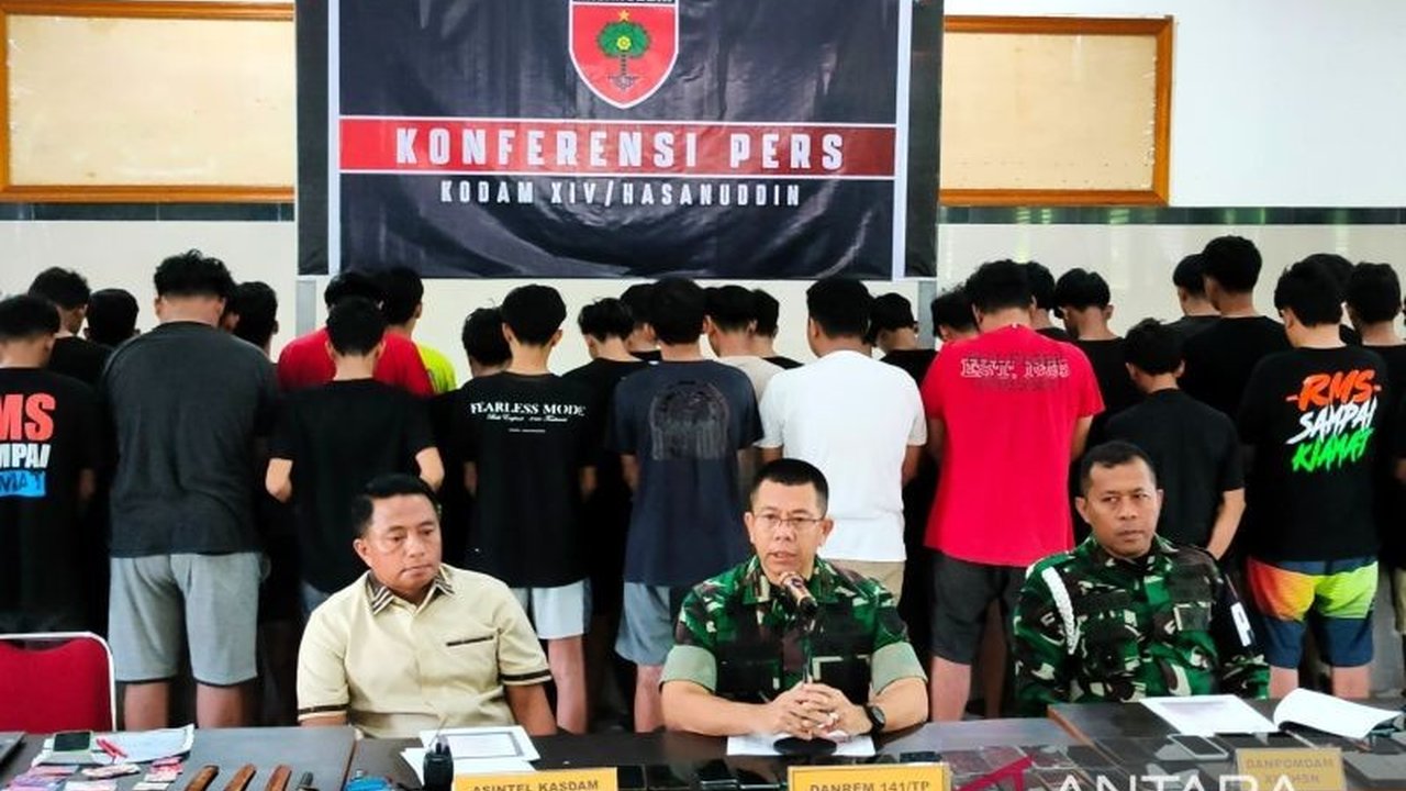 Puluhan pelaku sindikat penipuan daring 'Passobis' di Sidrap, Sulawesi Selatan, berhasil ditangkap Kodam XIV/Hasanuddin, dengan kerugian mencapai jutaan rupiah per bulan.