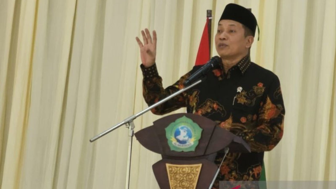Wakil Menteri Koperasi, Ferry Juliantono, menjelaskan Koperasi Desa Merah Putih sebagai solusi untuk mencegah masyarakat terjerat pinjaman online dan rentenir, sekaligus mendorong pertumbuhan ekonomi desa.