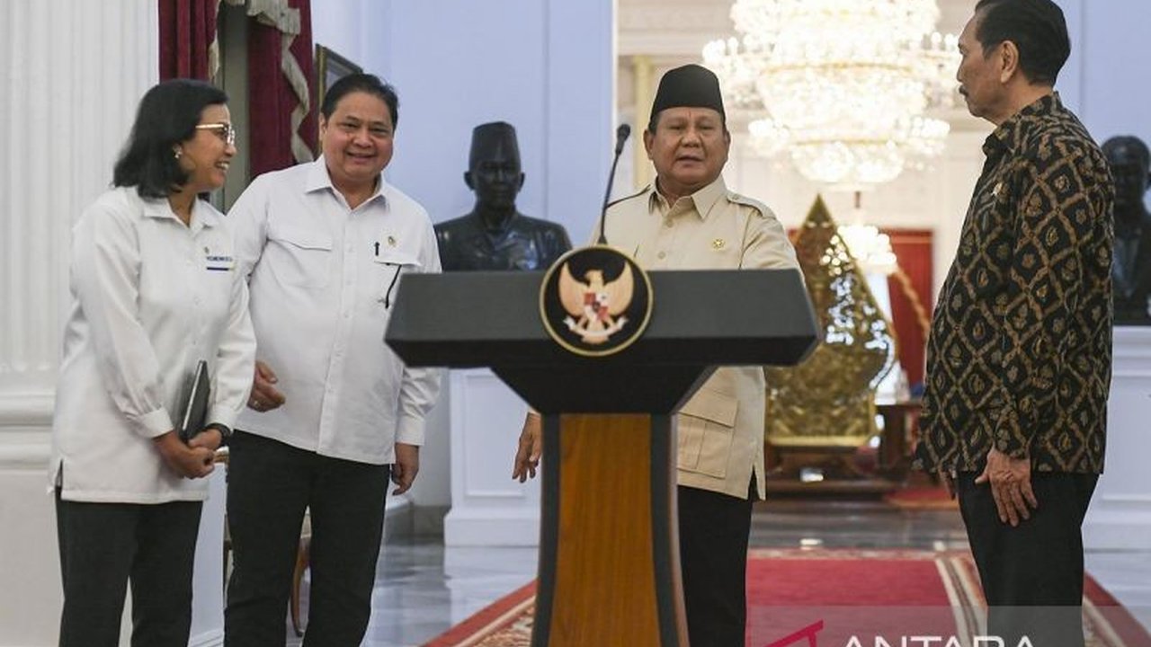 Direktur Eksekutif Indef, Esther Sri Astuti, menilai kebijakan Devisa Hasil Ekspor (DHE) 100 persen efektif menjaga nilai tukar rupiah, sekaligus memperkuat ekonomi domestik.