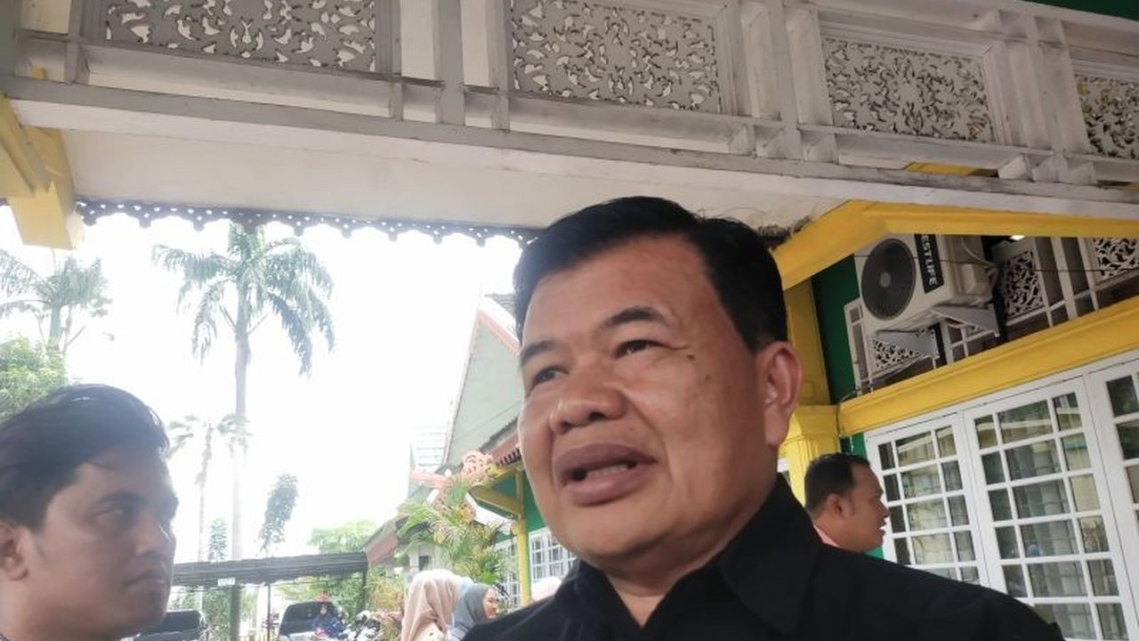 Pemerintah Kota Jambi memastikan kesiapan penerapan sekolah digital di seluruh SD dan SMP negeri serta swasta, ditargetkan mulai 2 Mei 2025, guna menyesuaikan pendidikan dengan kehidupan generasi Alpha dan Z yang lebih digital.