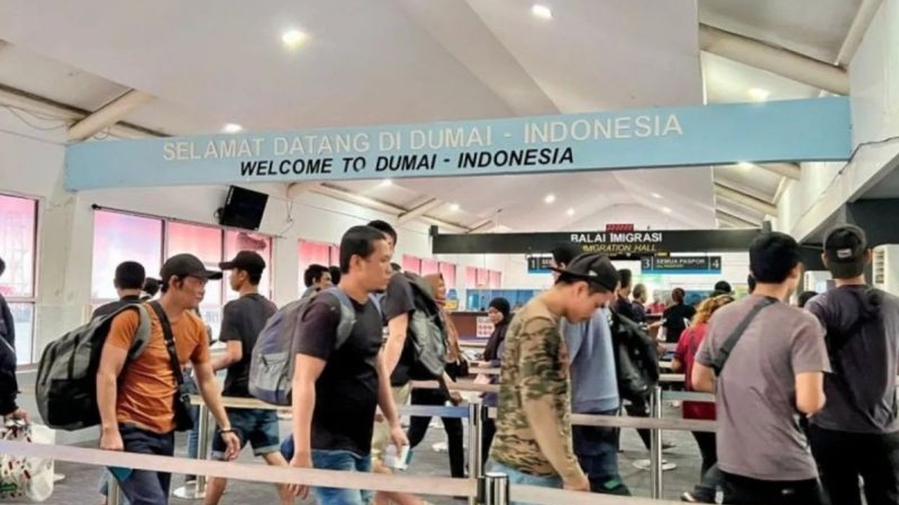 Sebanyak 31 pekerja migran Indonesia (PMI) tanpa dokumen resmi dideportasi dari Malaysia dan tiba di Dumai, Riau; dua PMI perempuan yang dideportasi sedang hamil.