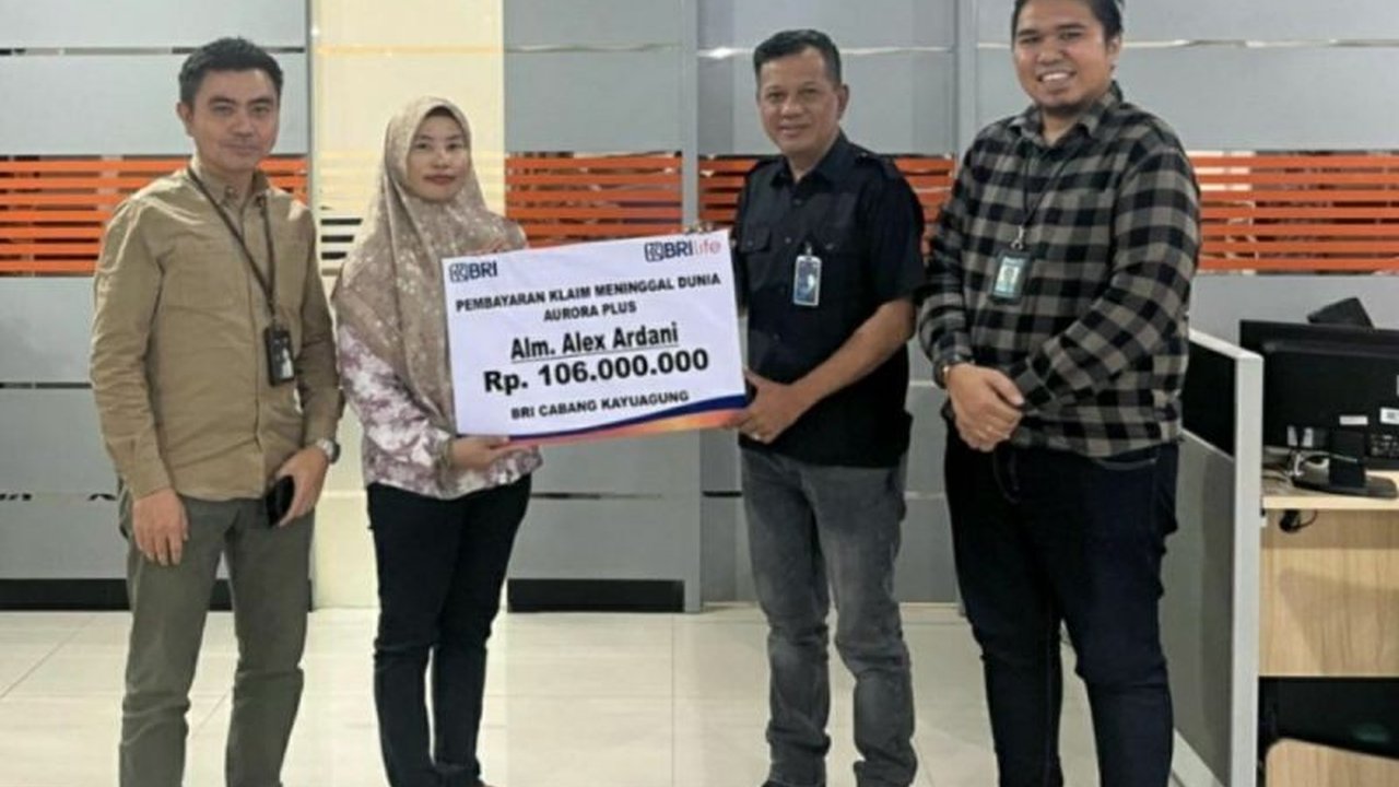 BRI Cabang Kayu Agung, Sumatera Selatan, menyerahkan klaim asuransi jiwa Rp106 juta kepada ahli waris nasabah yang meninggal dunia, menunjukkan komitmen BRILife dalam memberikan perlindungan finansial.
